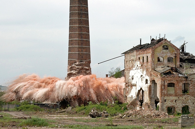 16. 5. 2013 - odstřel komínu cukrovaru Lenešice
