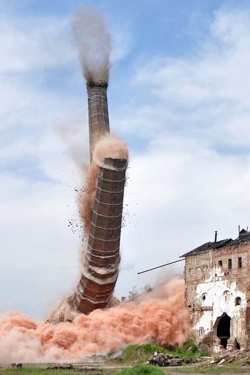 16. 5. 2013 - odstřel komínu cukrovaru Lenešice